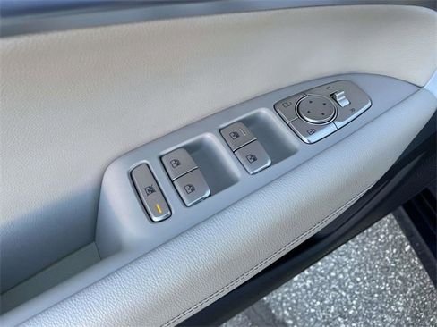 Used 2023 Genesis G70 2.0T image 17