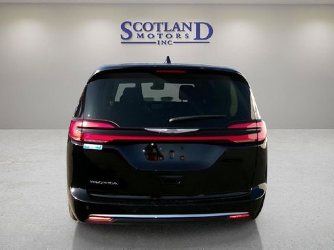 Used 2024 Chrysler Pacifica Touring-L FWD image 7