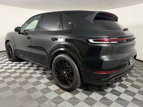 Certified 2025 Porsche Cayenne S image 3