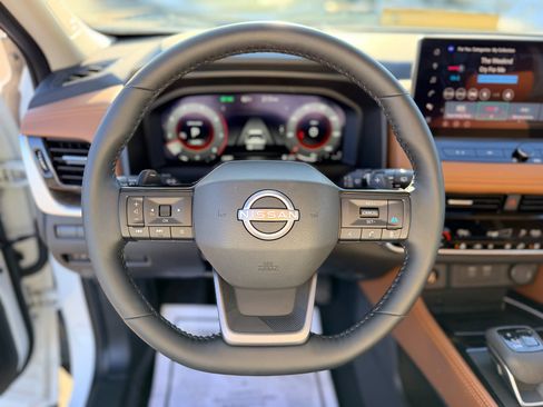 Used 2025 Nissan Rogue Platinum image 11