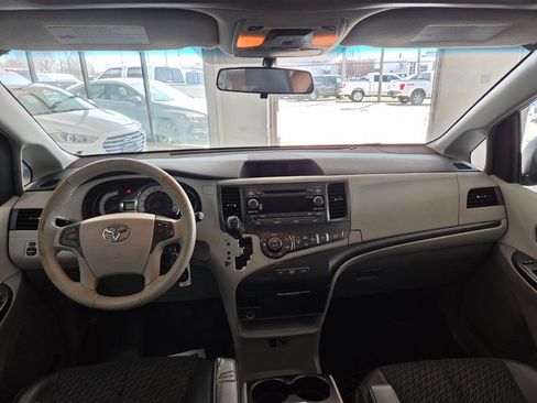 Used 2011 Toyota Sienna SE w/ Preferred Pkg image 16