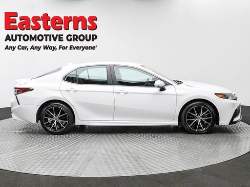 Used 2024 Toyota Camry SE image 4