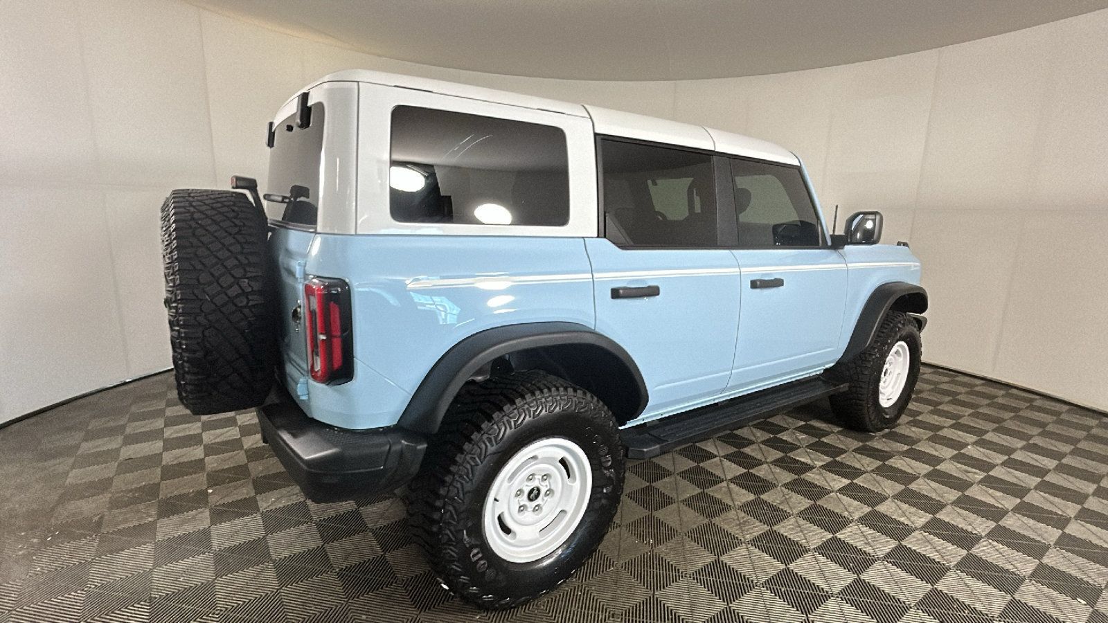 Used 2024 Ford Bronco Heritage Edition AWD/4WD image 3