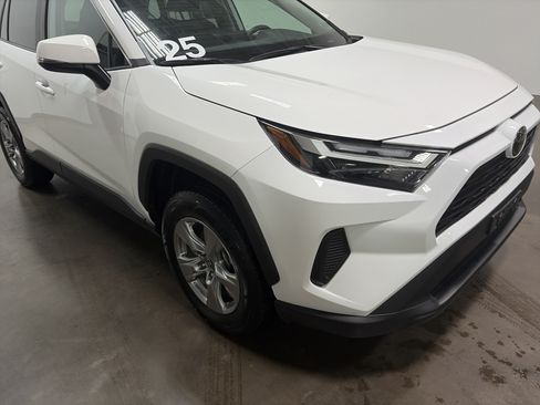Used 2025 Toyota RAV4 XLE AWD/4WD image 32