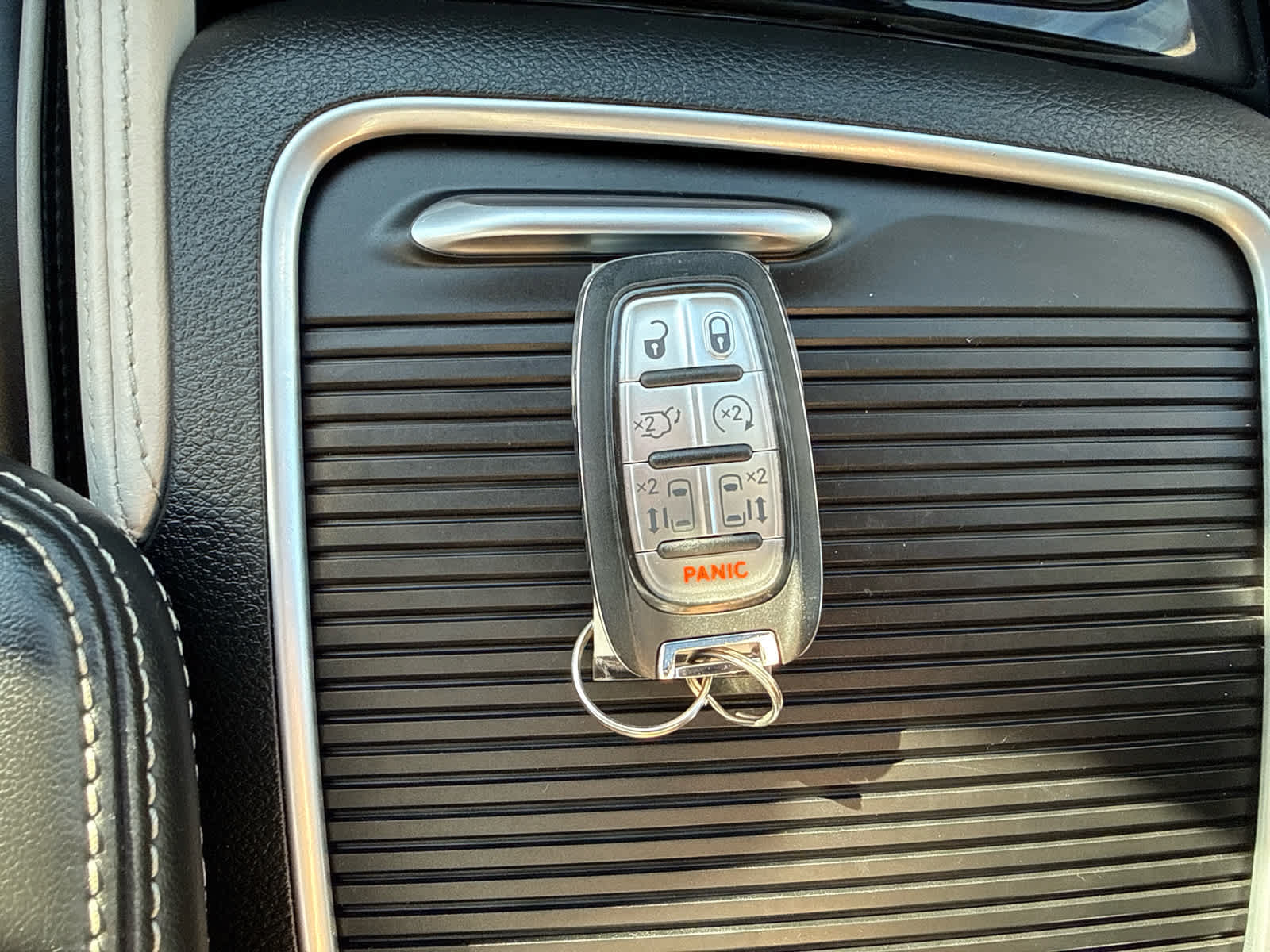 Used 2024 Chrysler Pacifica Limited w/ Uconnect Theater Family Group FWD image 31
