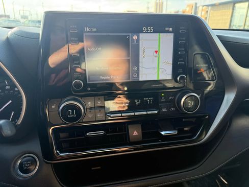 Used 2021 Toyota Highlander XLE image 18