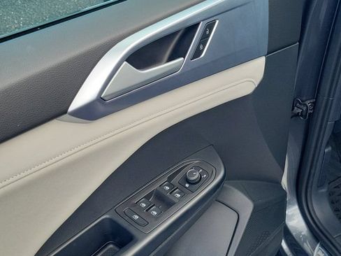 Certified 2025 Volkswagen Taos SE FWD image 16