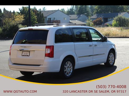 Used 2016 Chrysler Town & Country Touring w/ Driver Convenience Group FWD image 6