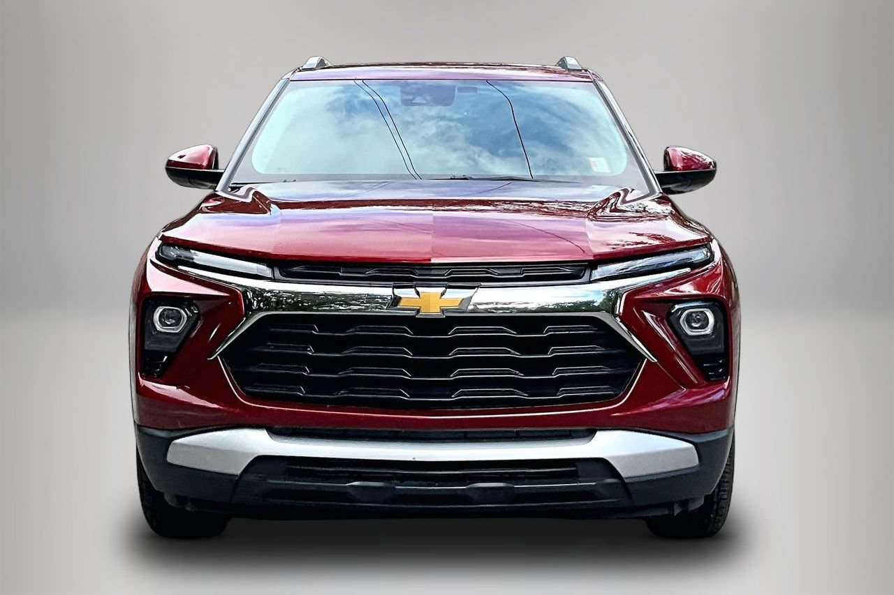 Used 2025 Chevrolet TrailBlazer LT w/ Convenience Package AWD/4WD image 3