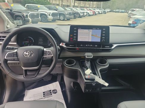 Used 2023 Toyota Sienna XLE w/ XLE Plus Package image 20