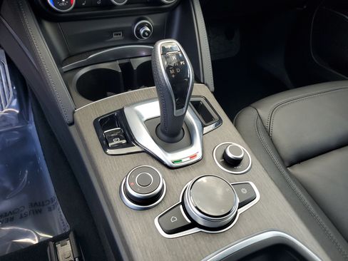 Used 2022 Alfa Romeo Stelvio Ti AWD/4WD image 27