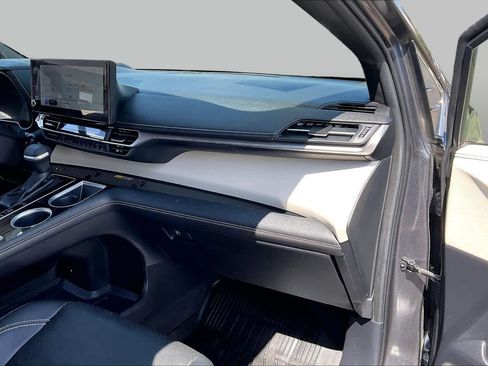 Used 2025 Toyota Sienna Platinum FWD image 19