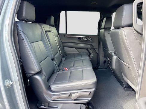 Used 2025 Chevrolet Suburban Z71 AWD/4WD image 28