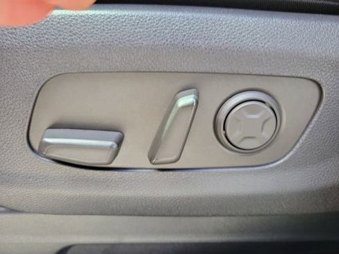 Used 2025 Kia Carnival EX FWD image 19