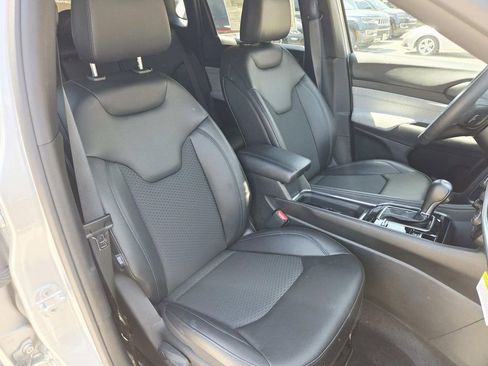 Certified 2025 Jeep Compass Latitude w/ Sun & Sound Group AWD/4WD image 16