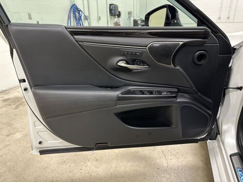 Used 2019 Lexus ES 300h Ultra Luxury image 14