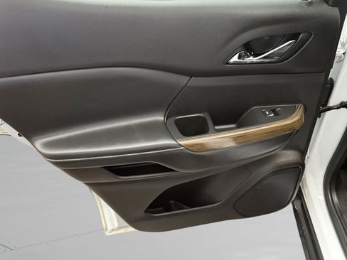 Used 2022 GMC Acadia SLE image 35