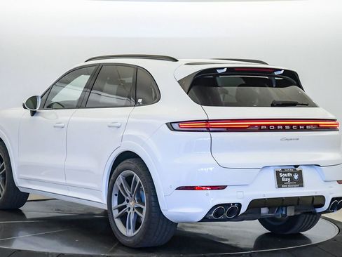 Used 2025 Porsche Cayenne AWD/4WD image 2