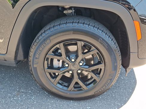Certified 2025 Jeep Grand Cherokee Altitude AWD/4WD image 9
