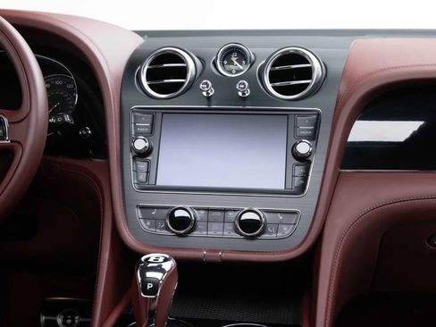 Used 2019 Bentley Bentayga AWD/4WD image 22