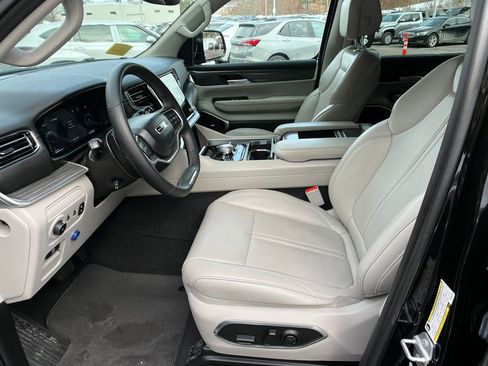 Used 2023 Jeep Wagoneer L Series III w/ Premium Group I image 9