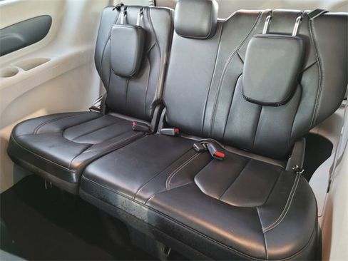 Used 2024 Chrysler Pacifica Select image 18