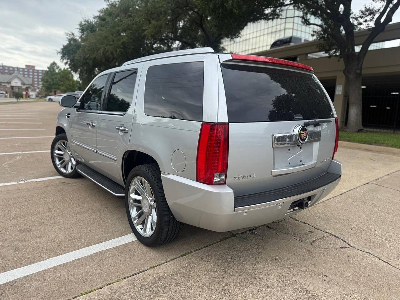 Used 2013 Cadillac Escalade Luxury RWD image 6