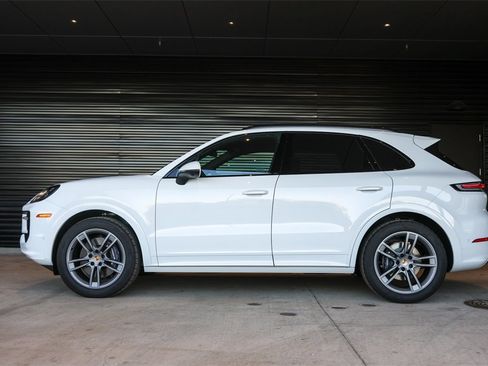 Used 2025 Porsche Cayenne image 2