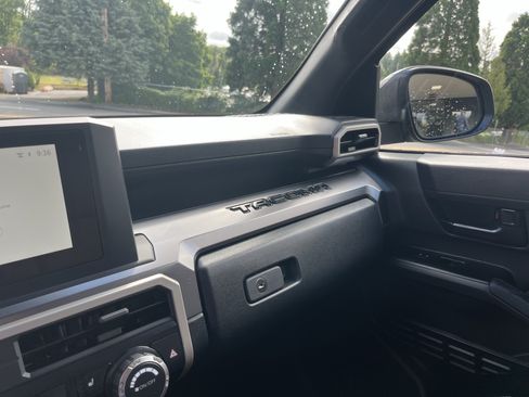Certified 2025 Toyota Tacoma SR5 AWD/4WD image 23