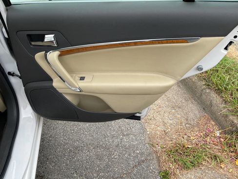 Used 2010 Lincoln MKZ image 22