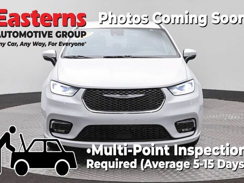 Used 2023 Chrysler Pacifica Touring-L FWD image 2