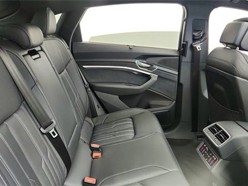 Used 2023 Audi e-tron S Prestige w/ Prestige Package image 24