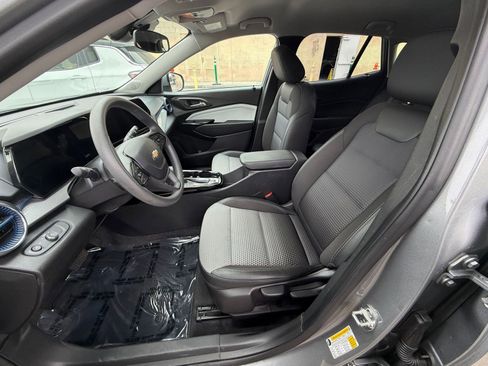 Used 2025 Chevrolet Trax LT image 24