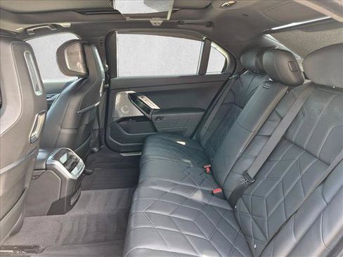 Certified 2024 BMW i7 eDrive50 w/ M Sport Package RWD image 21