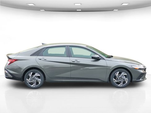 New 2025 Hyundai Elantra SEL image 9