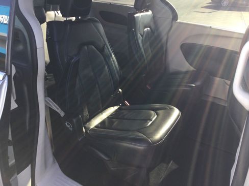 Used 2021 Chrysler Pacifica Touring-L image 27