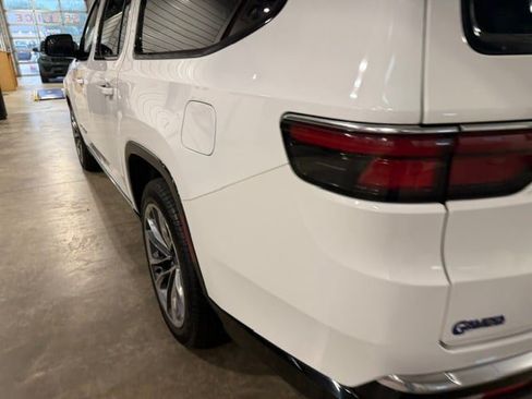 Certified 2024 Jeep Wagoneer L Series III w/ Premium Group I AWD/4WD image 36