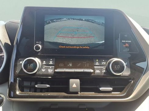 Used 2023 Toyota Highlander XLE AWD/4WD image 19