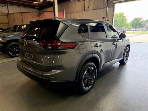Used 2025 Nissan Rogue SV AWD/4WD image 4