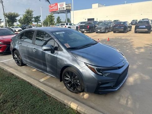Used 2025 Toyota Corolla SE FWD image 2
