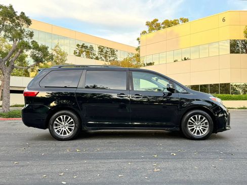 Used 2020 Toyota Sienna XLE w/ XLE Navigation Package FWD image 3