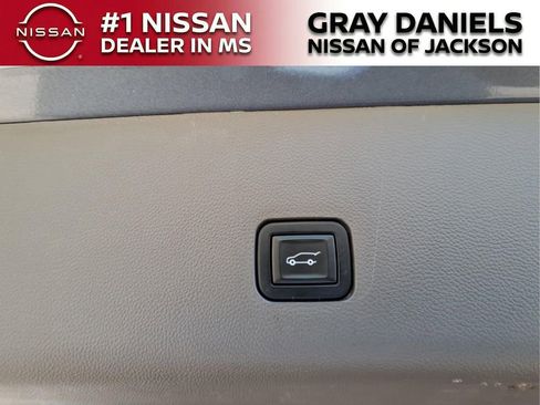 Used 2021 Chevrolet Traverse Premier FWD image 9