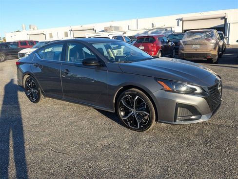 Used 2025 Nissan Altima 2.5 SR image 2