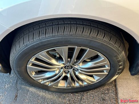 Used 2023 Toyota Venza XLE AWD/4WD image 8