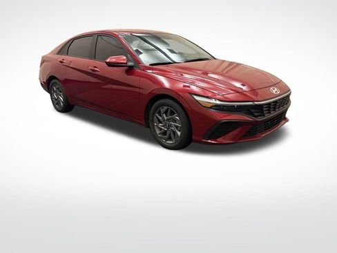 Used 2024 Hyundai Elantra SEL image 3