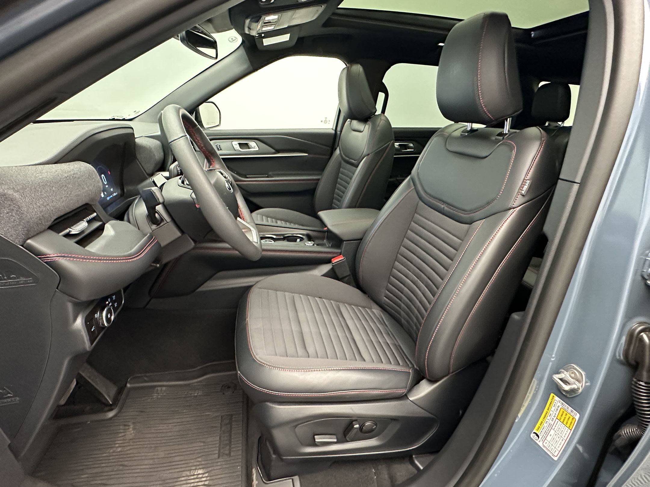 Used 2026 Ford Explorer ST-Line w/ ST-Line Street Pack AWD/4WD image 5