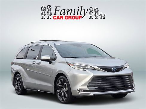 Used 2025 Toyota Sienna Platinum image 2