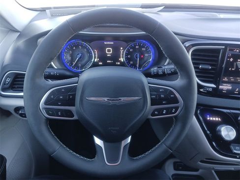 Used 2024 Chrysler Pacifica Touring-L image 17