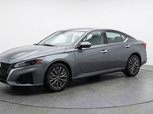 Used 2025 Nissan Altima 2.5 SV FWD image 3