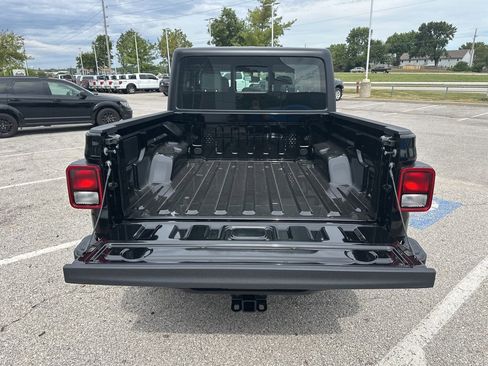 New 2025 Jeep Gladiator Sport image 3